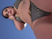 泳池旁穿著比基尼的高檔東歐美女